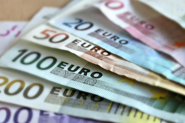 O femeie a găsit un plic cu 17.000 euro în parcarea unei clinici medicale
