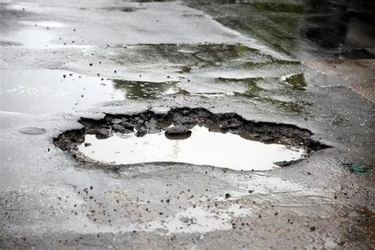 După 7 ani, judecătorii clujeni i-au acordat despăgubiri unui șofer care și-a distrus roțile mașinii într-o groapă