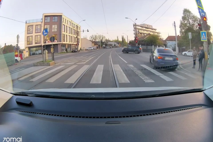 Cluj - ”Schemă” folosită de șoferul unui BMW, care l-ar putea lăsa lejer pieton - VIDEO