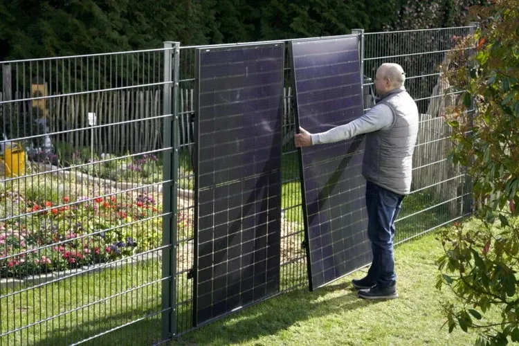 Panouri solare folosite pe post de garduri de grădină. La ce prețuri infime se vând