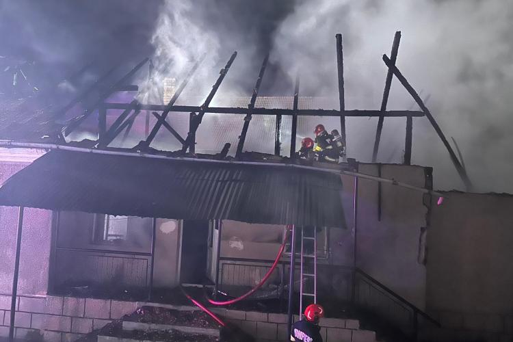 Incendiu puternic azi-noapte în Gilău. Mai multe imobile au luat foc-FOTO