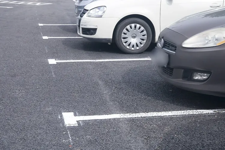 „A început să alunece terenul pe care se află parcarea mea”. Un clujean riscă să rămână fără loc de parcare după demolarea garajelor de pe strada sa