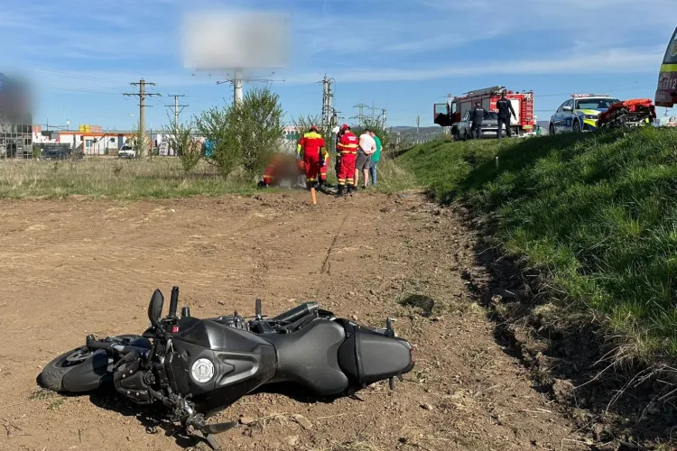 Accident grav în Gilău! A ”zburat” cu motocicleta de pe drum - FOTO