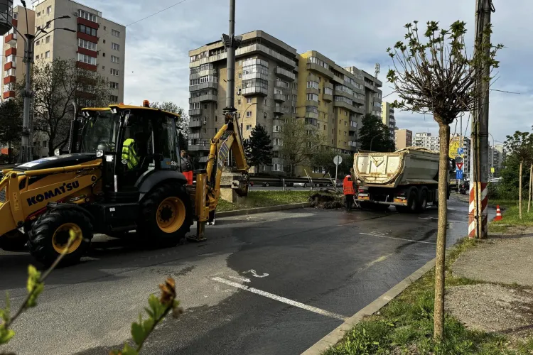 Avarie la rețeaua de apă de la Podul Calvaria. Traficul este blocat - FOTO