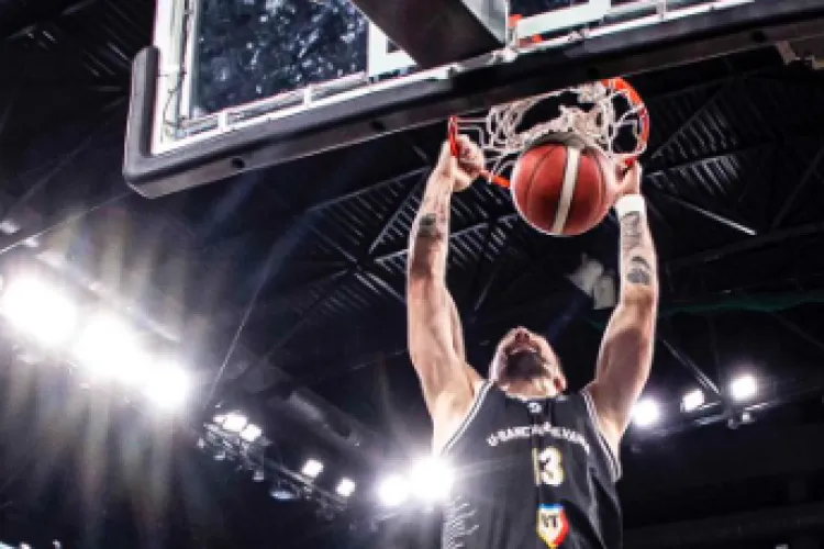 Victorie categorică pentru baschetbaliștii de la U-BT în meciul cu Dinamo București. Clujenii s-au calificat în semifinalele Ligii Naționale