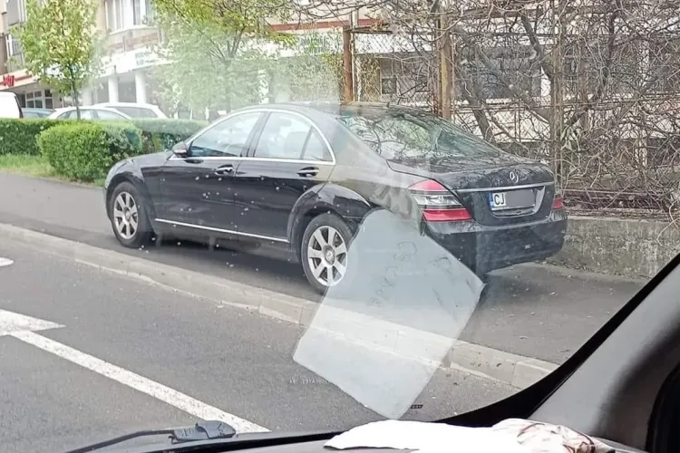 Parcarea săptămânii la Cluj-Napoca. Oare ce a avut în cap șoferul? - FOTO