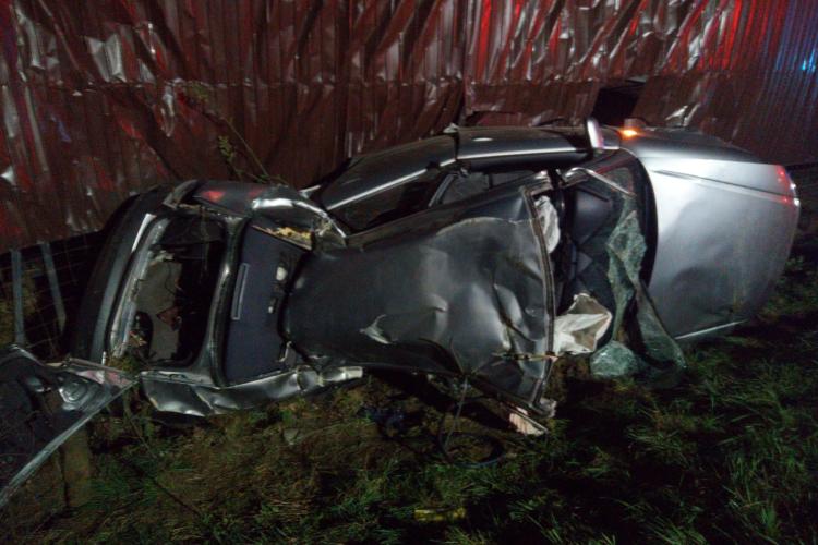 Accident în Cășeiu, Cluj. O persoană a rămas încarcerată în mașina avariată