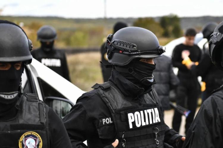 Opt traficanți de substanțe interzise, reținuți la Cluj! Polițiștii au ridicat peste un kilogram de ,,marfă” - FOTO 