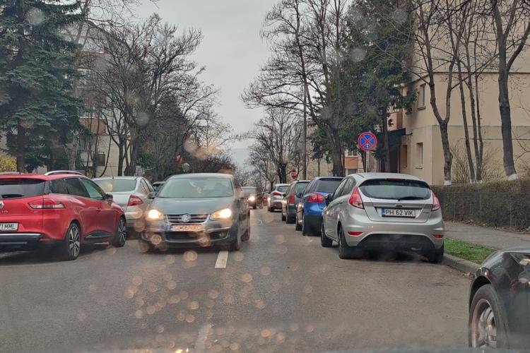 Clujenii de pe strada Gheorghe Dima cheamă mașina de ridicări, dar degeaba. Alții nu o cheamă și vine - FOTO