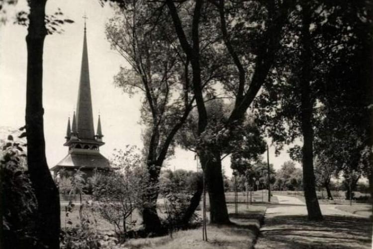 Geniul profesorului Hațieganu e greu de egalat! Imagine foarte rară cu biserica de lemn din Parcul ”Victor Babeș”, înainte de a arde - FOTO