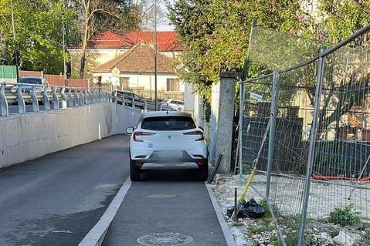Parcarea săptămânii la Cluj! Un șofer s-a încadrat ,,perfect” pe trotuar: S-a gândit să ofere puțină adrenalină mamelor cu copii în cărucior