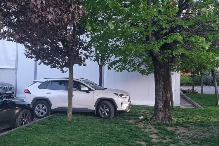 Parcare de toată jena la Univers T. Parcarea este ocupată de un cort uriaș - FOTO