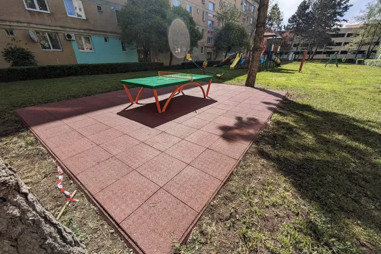 Atât s-a putut? Cum a montat ”Dorel” o masă de ping-pong într-un părculeț din Cluj-Napoca - FOTO