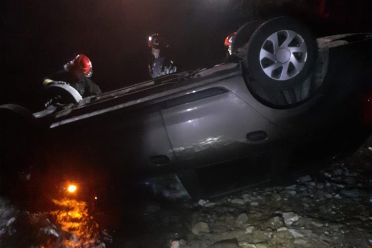 Intervenție dificilă a pompierilor la un accident între localitățile Scrind și Răchițele. O mașină s-a răsturnat în râu - FOTO