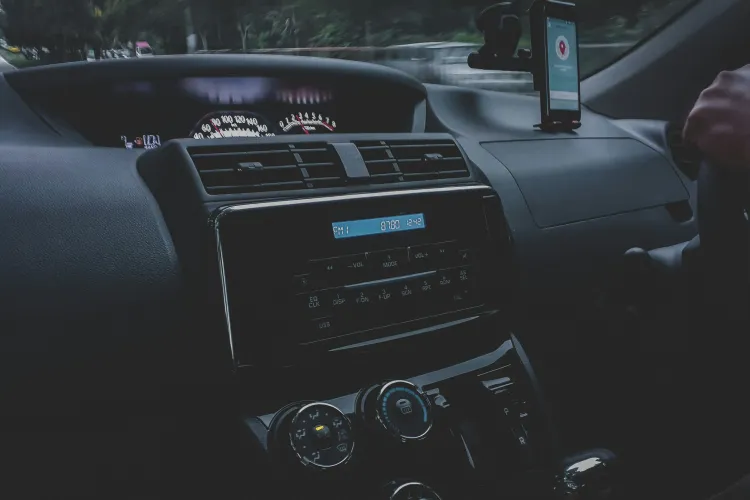 Șoferii s-ar putea alege cu amenzi pe baza filmărilor făcute de alți conducători auto, în trafic. Ce condiție există 