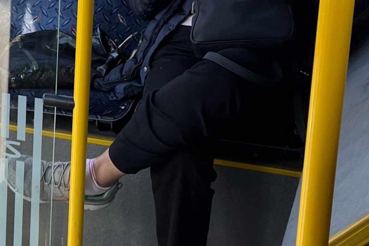 „Cât de scârbos și lipsit de etică”. Gestul surprins de o clujeancă în autobuzul de pe linia 31 i-a scandalizat pe oameni - FOTO