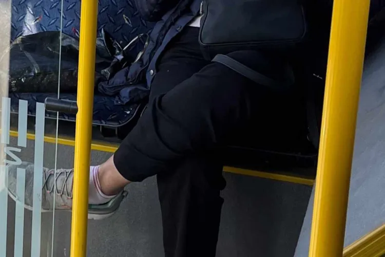 „Cât de scârbos și lipsit de etică”. Gestul surprins de o clujeancă în autobuzul de pe linia 31 i-a scandalizat pe oameni - FOTO