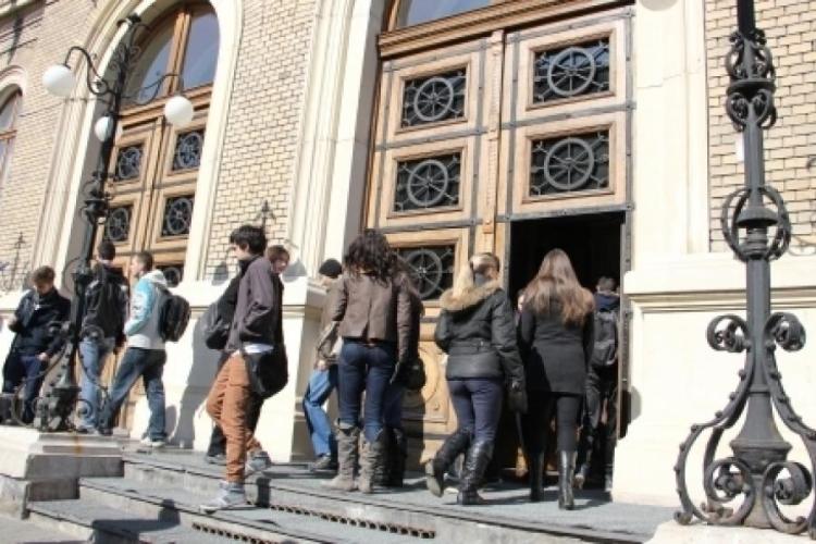 Se modifică Legea învăţământului superior! Taxele de şcolarizare pentru studenți nu vor mai putea fi schimbate pe perioada ciclului de studii