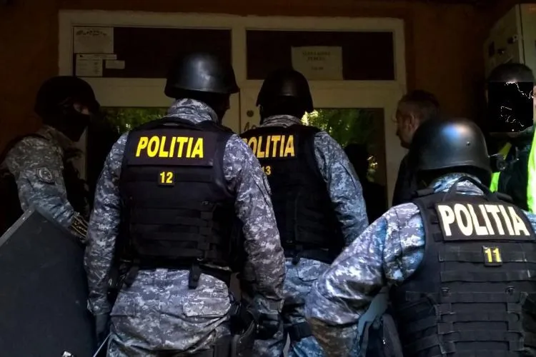 Trei traficanți, printre care și un cetățean străin, au fost prinși în flagrant în Cluj-Napoca. Ascundeau ,,marfa” printre alimente - FOTO