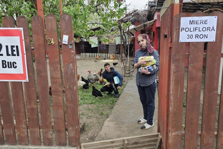 Cluj - Un tânăr vinde ouă pentru a-și ajuta fratele grav bolnav! Povestea lui Andrei și a mamei Valentina este emoționantă - FOTO