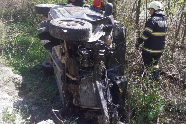 Cluj: Accident în comuna Iara! O mașină s-a răsturnat - FOTO