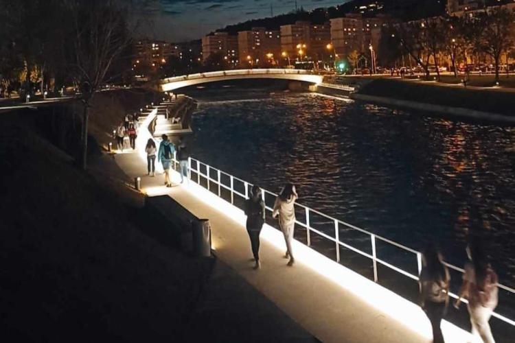 Noul iluminat la râul Someș, criticat de clujeni: „Neinspirat. Efectul wow nu le-a reușit/Ledurile atrag insectele”