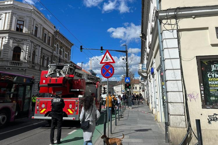 O tânără a fost rănită de o bucată de tencuială, căzută de pe o clădire din centrul Clujului. Femeia a ajuns la spital