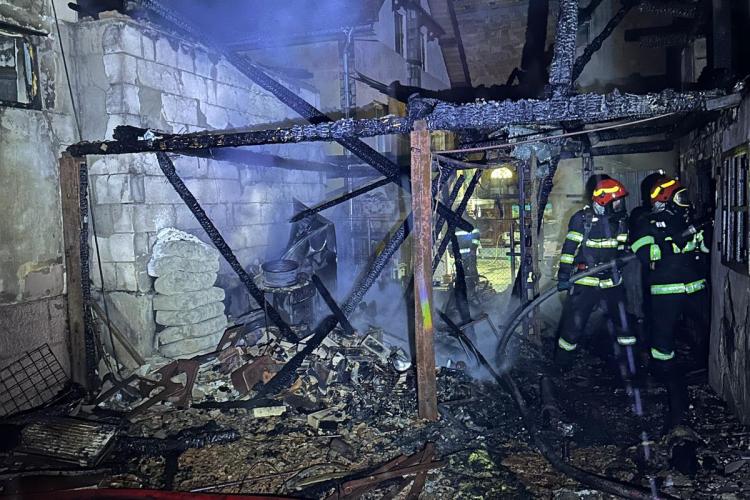 Incediu puternic azi-noapte  în Gilău. Mai multe imobile au luat foc-FOTO
