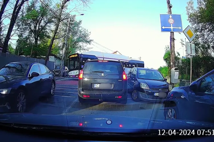 Parcare de ”campion” în Gruia! Cum să parchezi așa și să încurci tot traficul - VIDEO