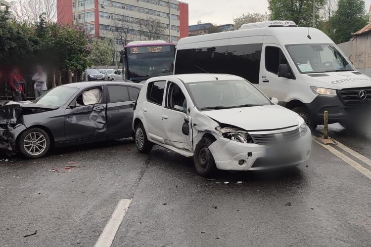 Accident pe Calea Turzii! BMW făcut praf la coborâre pe deal - FOTO