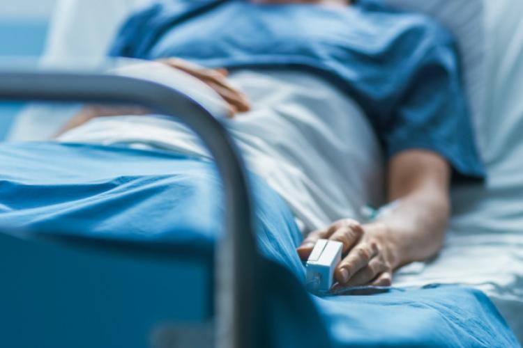 Caz halucinant la un liceu din Cluj! Un tânăr a ajuns la spital după ce a fost agresat de o elevă din altă clasă
