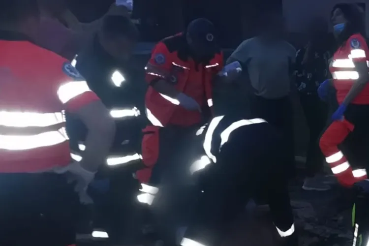 Un clujean a fost strivit de o placă de beton în timp ce făcea lucrări de construcție în propria casă. Omul este în stare gravă la spital