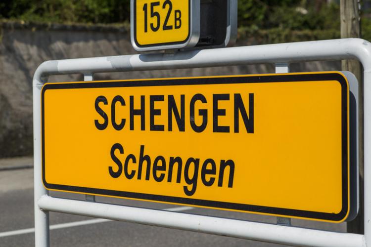 Efectele negative ale intrării în Schengen: Jumătate din forţa de muncă asiatică din România ar putea pleca în Occident