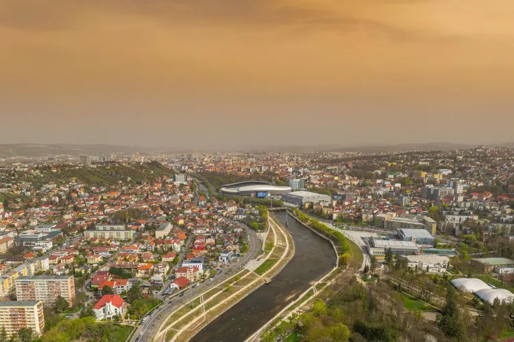 Praful Saharian, văzut cu ochiul liber la Cluj, periculos pentru sănătate! Măsurătorile au arătat o înrăutățire semnificativă a calității aerului