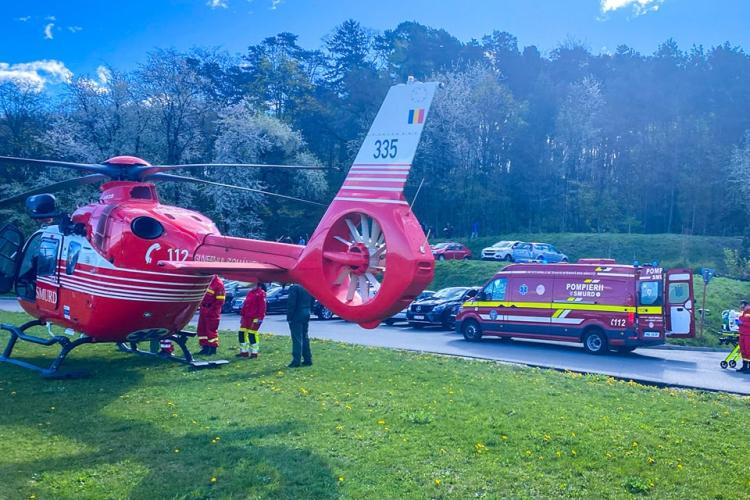 Un bebeluș aflat în stare critică a fost transportat de urgență de la Bistrița la Cluj-Napoca cu un elicopter SMURD. Copilul avea doar 8 ore de la naștere