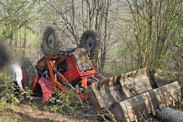 Clujean prins sub un tractor care tracta arbori din pădure! Salvarea lui a depins de localnici - FOTO