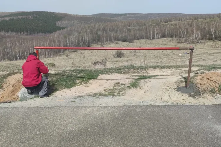 Disperați de hoții de lemne, clujenii sapă șanțuri și montează bariere pentru a salva pădurea - FOTO