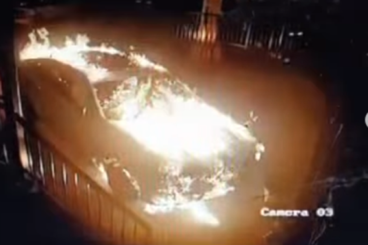 O femeie a incendiat mașina esteticienei sale pentru că refuzase să îi facă programare la gene - VIDEO 
