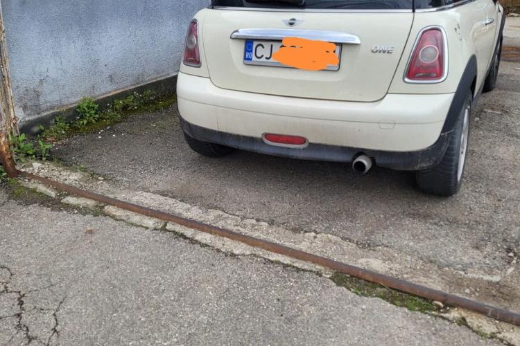 Un șofer din Cluj a bătut recordul de tupeu! Și-a parcat mașina, nu în fața porții cuiva, ci ÎN CURTEA unei clujence și a plecat!- FOTO
