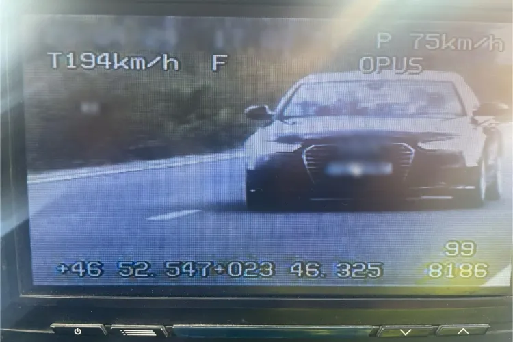 Tânăr de 23 de ani, prins de polițiști la volanul unui bolid cu aproape 200 km/h pe unul dintre cele mai periculoase drumuri din Cluj! FOTO 