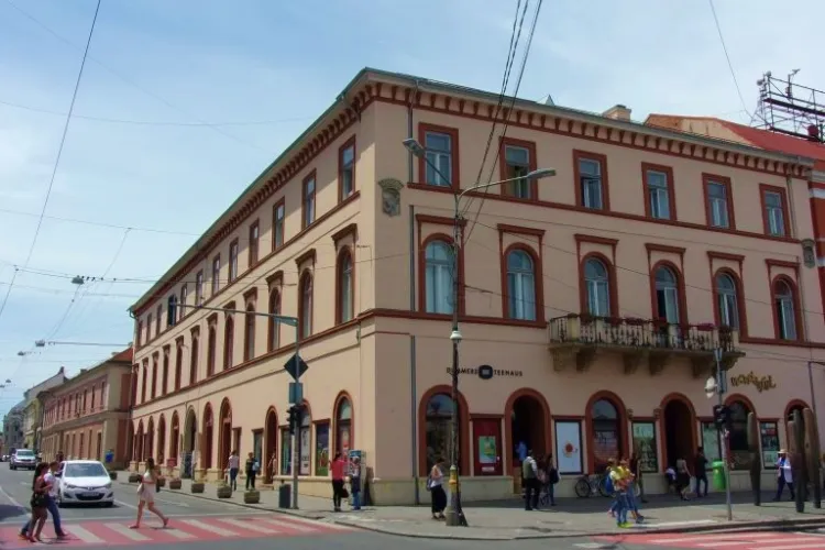 Povestea palatului din centrul orașului, pe lângă care mulți clujeni trec zilnic. ,,Casa cu lanțuri’ a găzduit de-a lungul vremii numeroși nobili