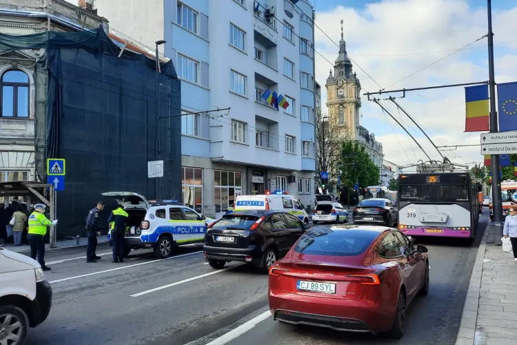 O elevă de 11 ani a fost lovită de o mașină a poliției, pe o stradă din centrul Clujului