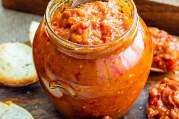 Bucăţi de sticlă, descoperite într-un borcan cu zacuscă produsă în România. Autoritățile au emis o alertă alimentară majoră