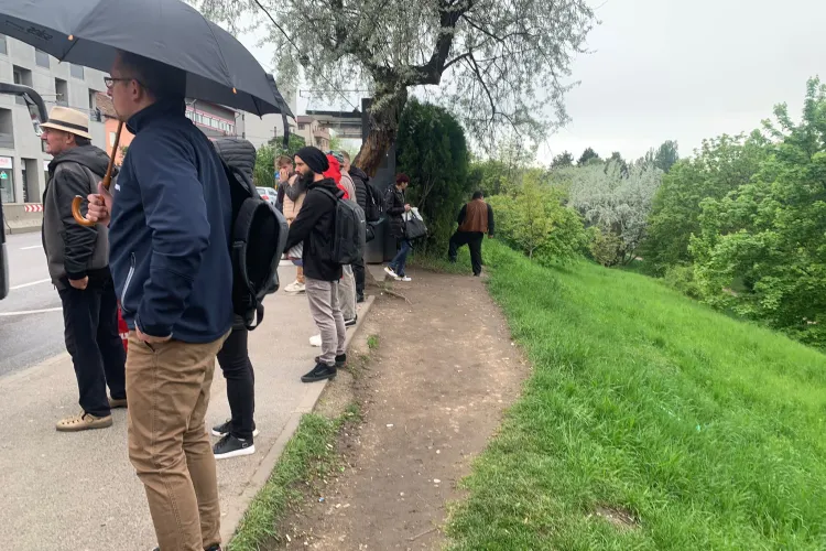 Un bărbat și-a făcut nevoile într-o stație de autobuz din Cluj-Napoca. Totul are o limită - VIDEO