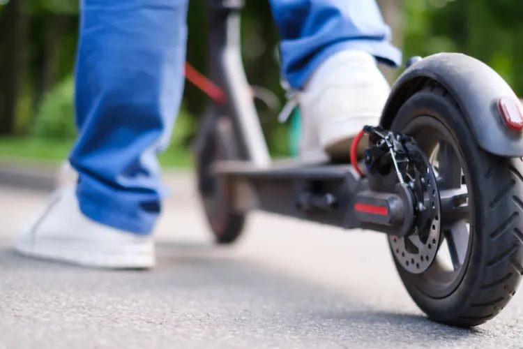 Cluj: Copil pe trotinetă, lovit de un inconștient pe trecerea de pietoni. Cine e de vină?