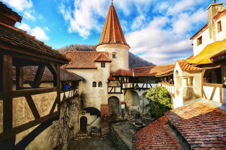 Comuna din Transilvania în care vin 1 milion de turiști anual. Este denumită „Raiul din România” și captivează turiștii cu legendele sale misterioase