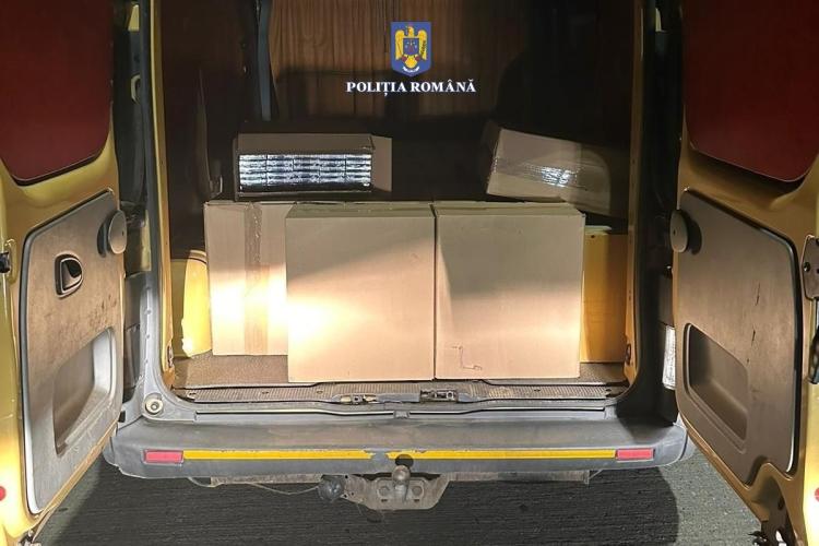 Cluj: Bărbat prins pe A3 cu mașina plină de contrabandă! Polițiștii au găsit 10.000 de pachete - FOTO și VIDEO