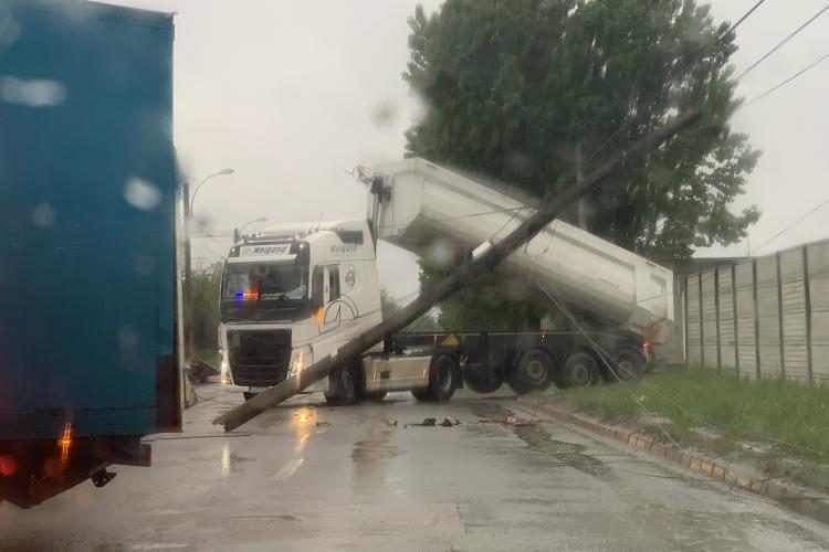 Incident straniu! O basculantă a rupt un stâlp pe o stradă din Cluj, blocând traficul - VIDEO