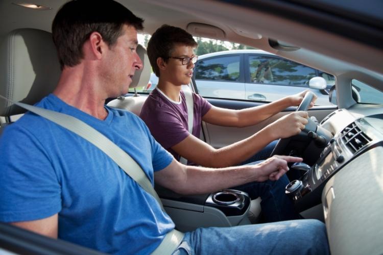 Permisul auto ar putea fi obţinut de la 17 ani în România. Tinerii vor fi însoțiți/Persoana de pe scaunul din dreapta, testată pentru alcool şi droguri