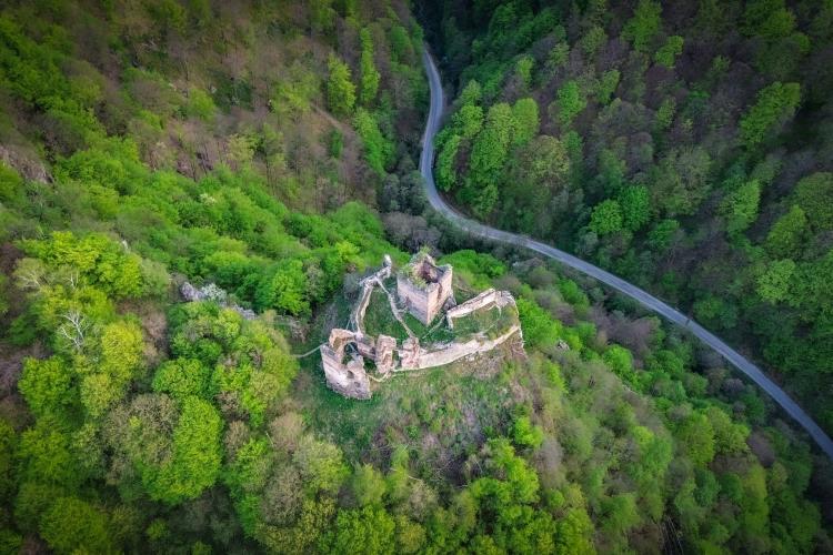 Cetatea din Transilvania care l-a fascinat pe Jules Verne. Celebrul scriitor a folosit-o ca inspirație pentru romanul ,,Castelul din Carpați” - VIDEO 